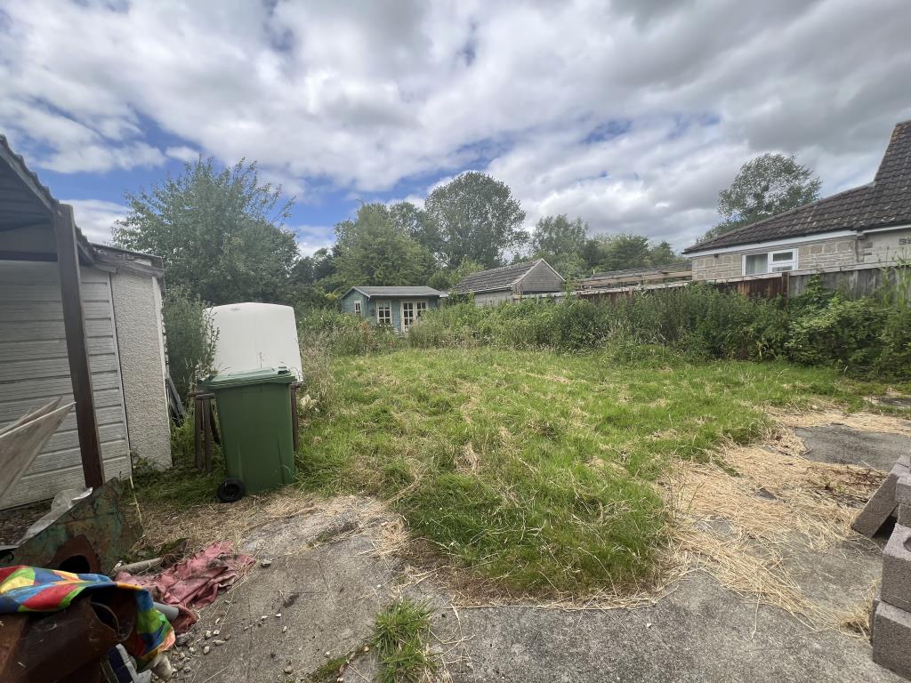 Lot: 136 - DETACHED COTTAGE FOR COMPLETE REFURBISHMENT - Rear garden showing summer house